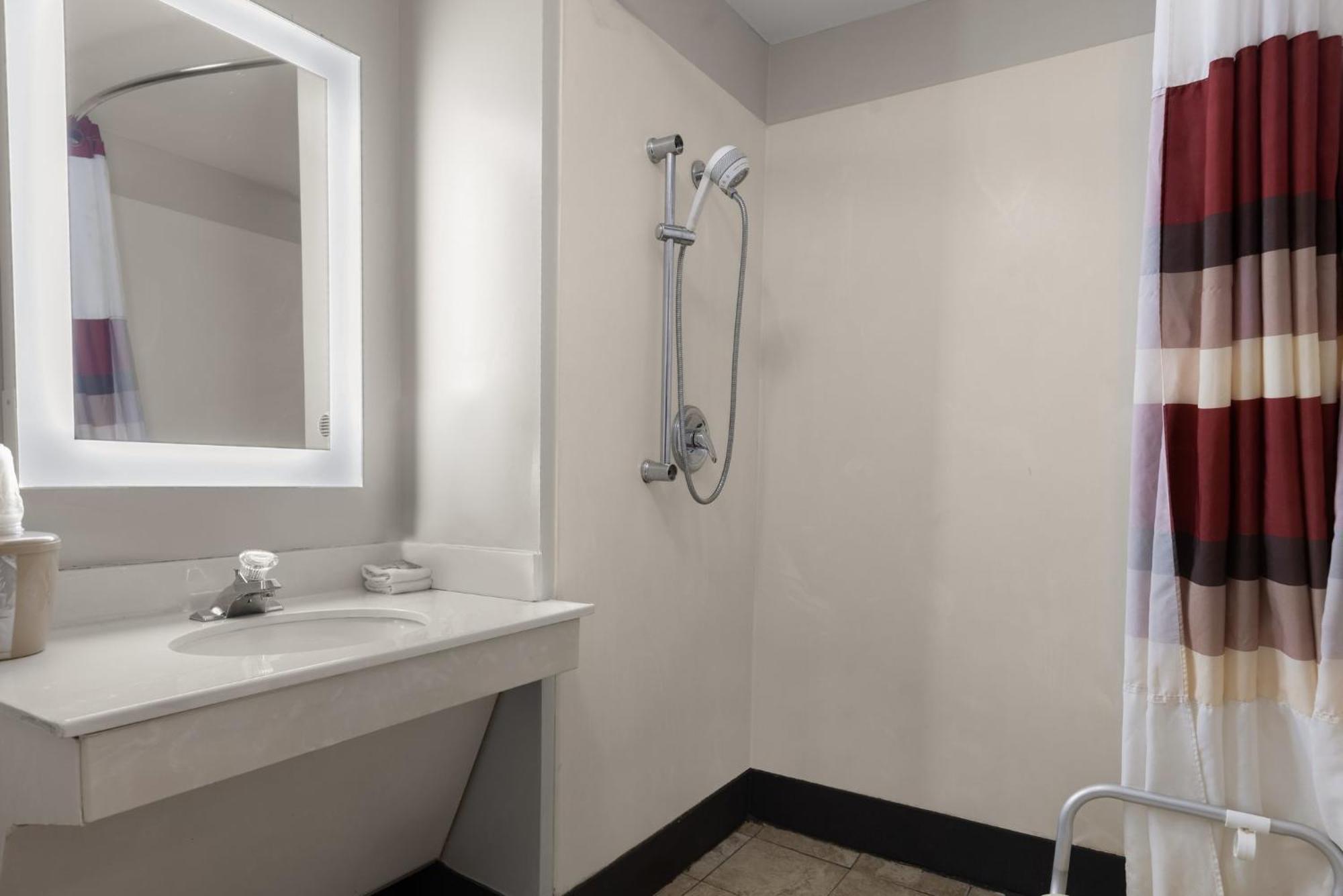 Red Roof Inn & Suites Savannah Airport Пуулър Екстериор снимка