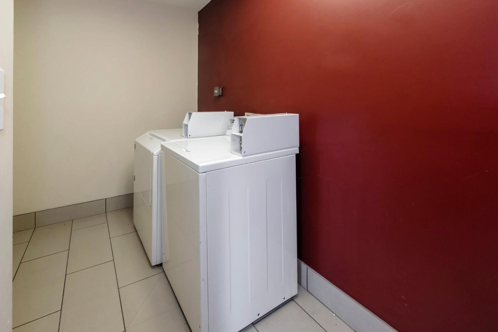 Red Roof Inn & Suites Savannah Airport Пуулър Екстериор снимка