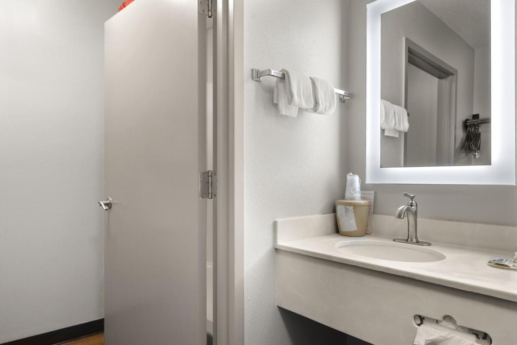 Red Roof Inn & Suites Savannah Airport Пуулър Екстериор снимка
