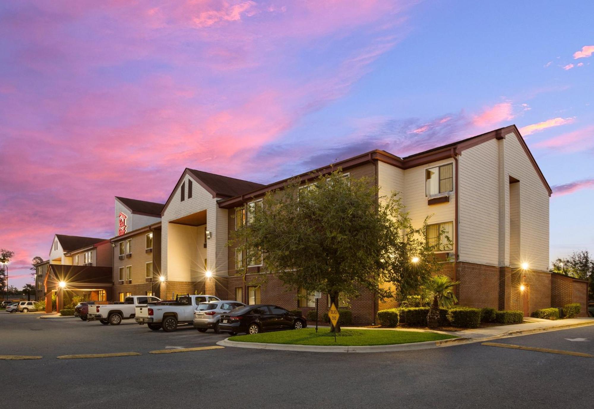 Red Roof Inn & Suites Savannah Airport Пуулър Екстериор снимка