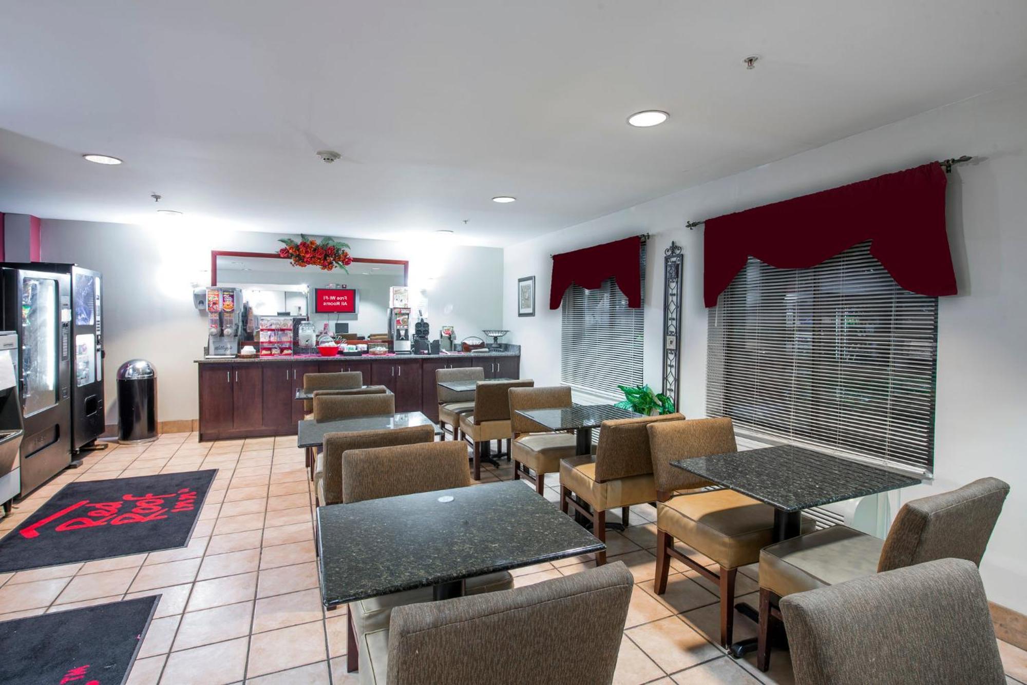 Red Roof Inn & Suites Savannah Airport Пуулър Екстериор снимка