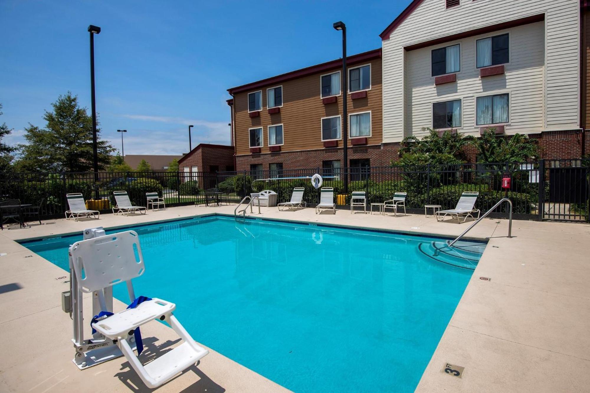Red Roof Inn & Suites Savannah Airport Пуулър Екстериор снимка