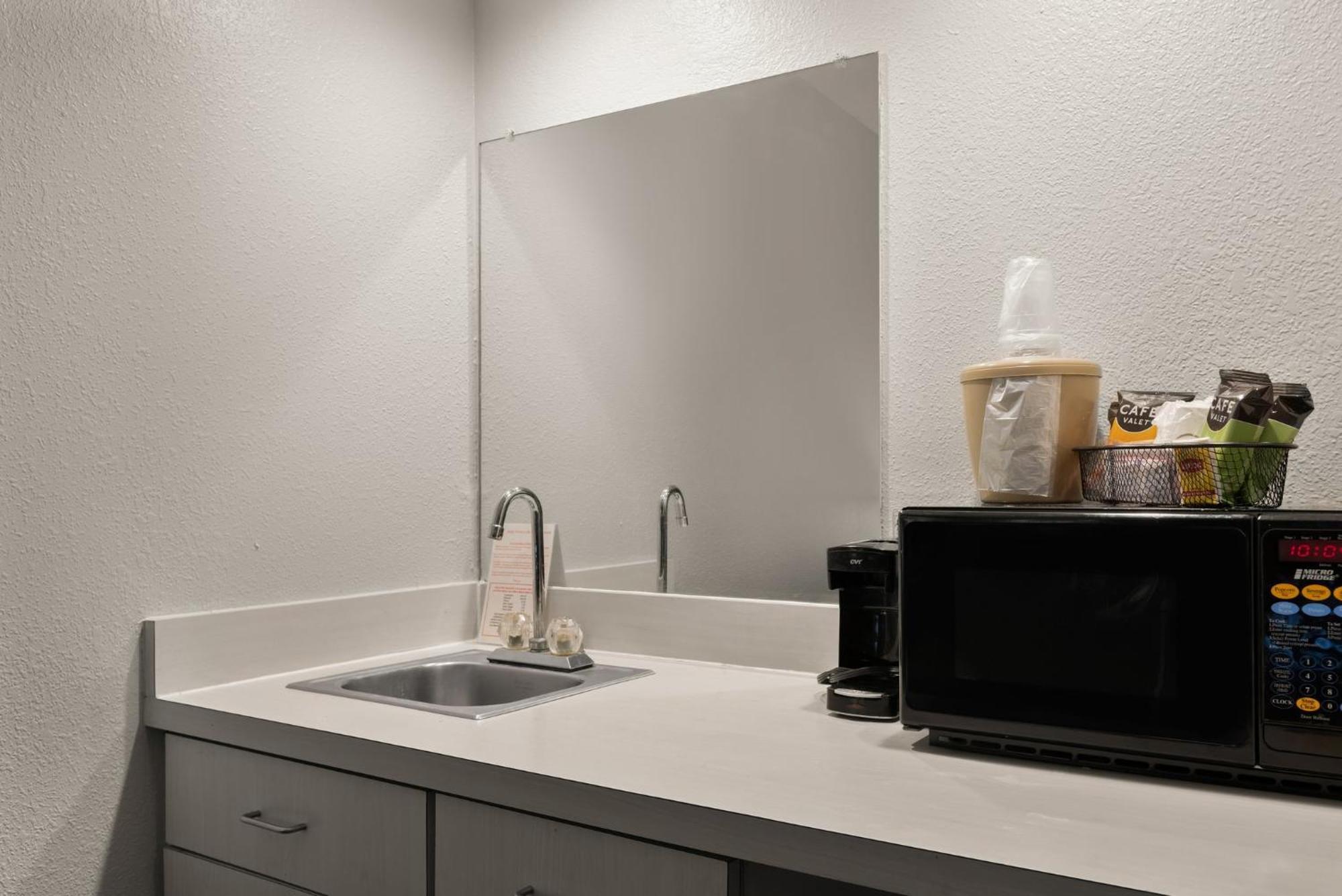 Red Roof Inn & Suites Savannah Airport Пуулър Екстериор снимка