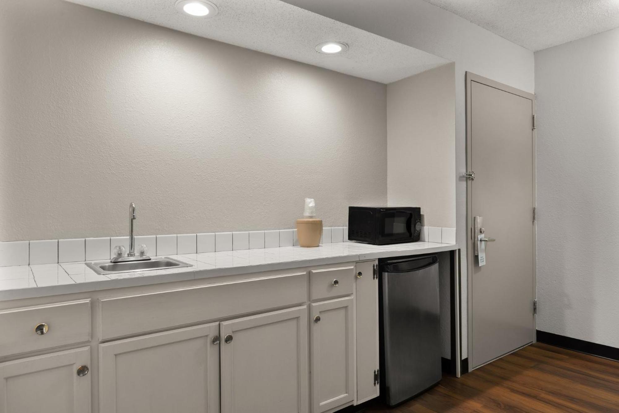 Red Roof Inn & Suites Savannah Airport Пуулър Екстериор снимка