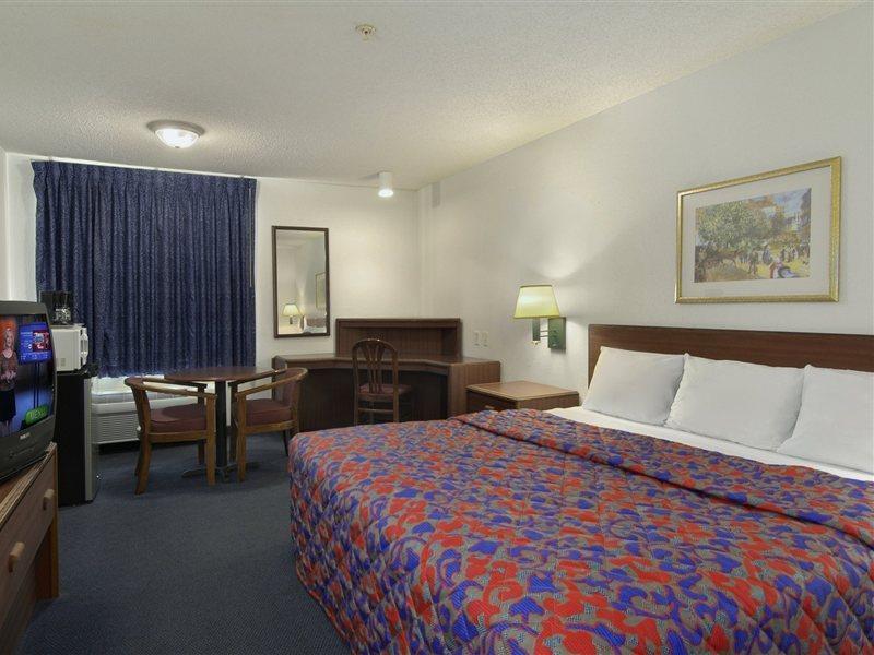 Red Roof Inn & Suites Savannah Airport Пуулър Стая снимка