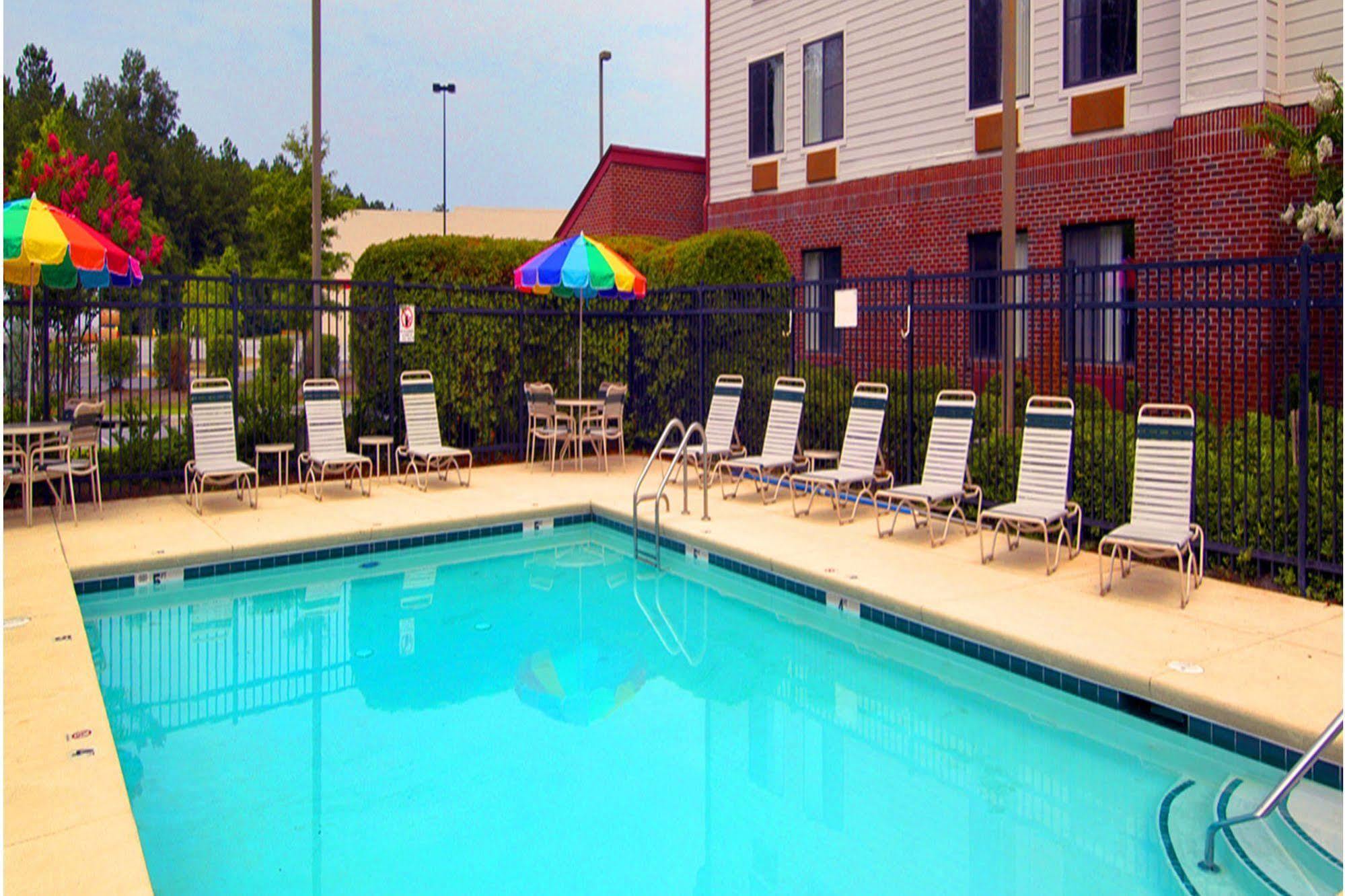 Red Roof Inn & Suites Savannah Airport Пуулър Екстериор снимка